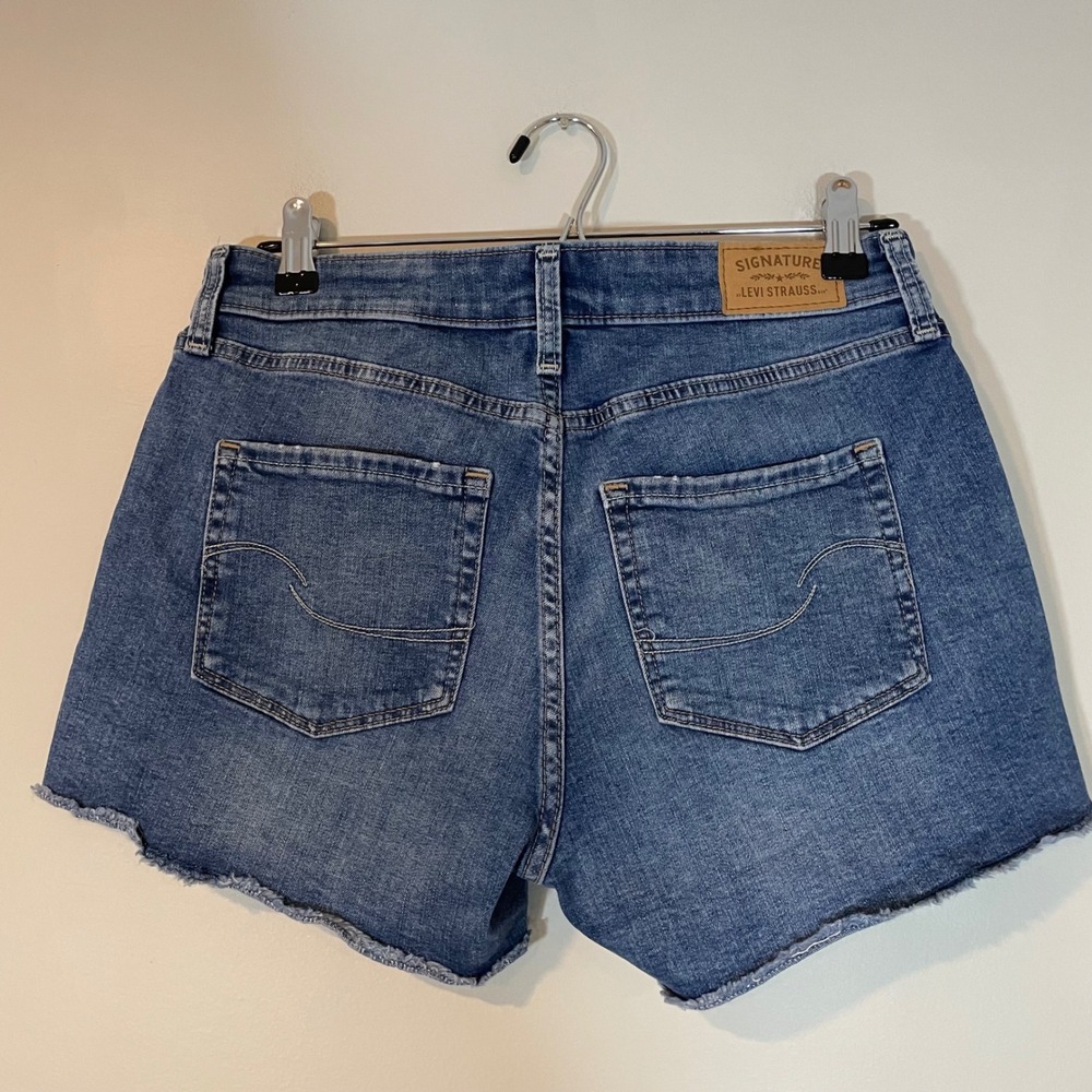Signature Levi Strauss Women High Rise Denim Shorts Medium Wash Raw Hem 2 W26 - Picture 5 of 8